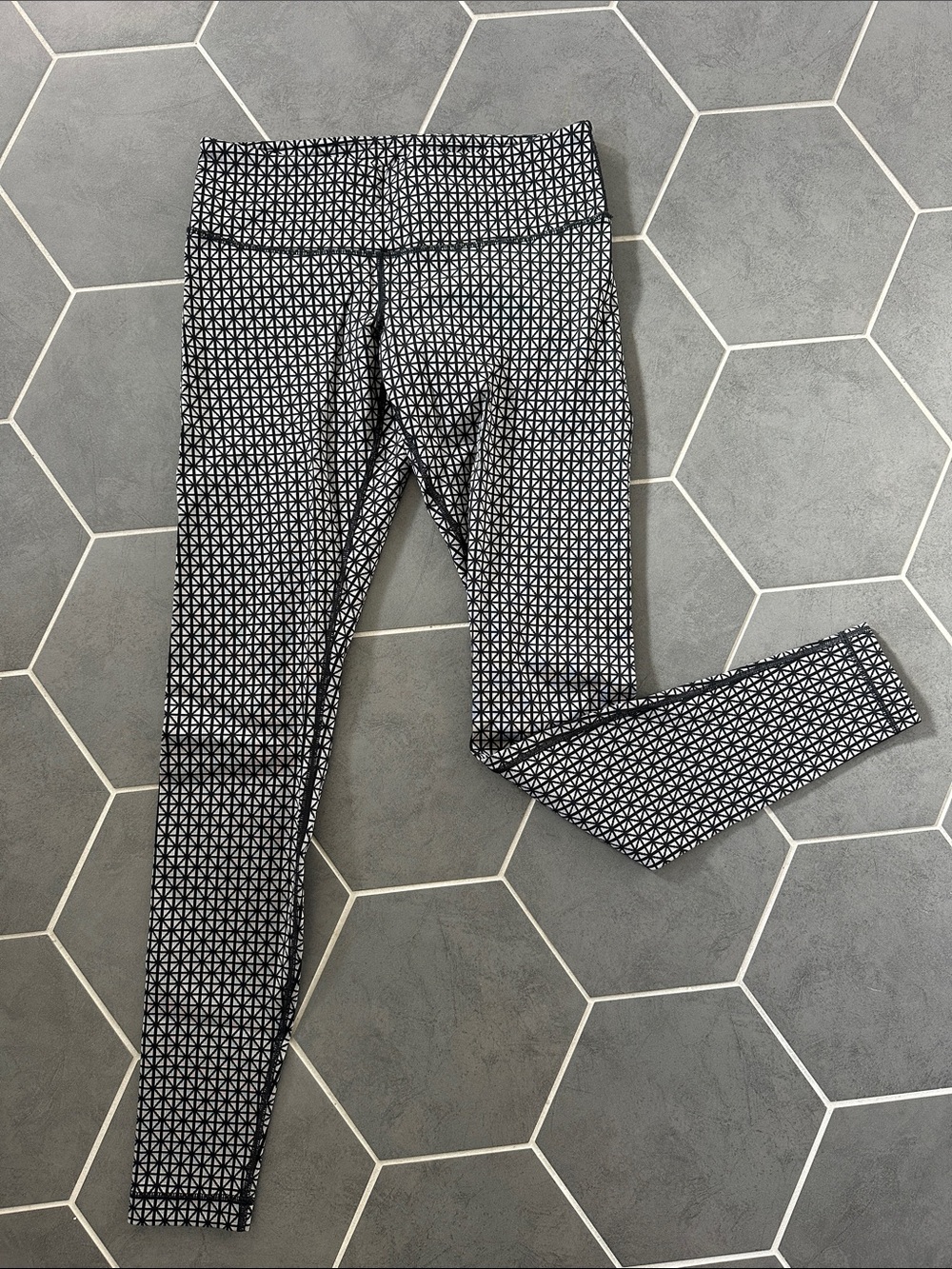 Lululemon Black & White Geometric leggings mid rise